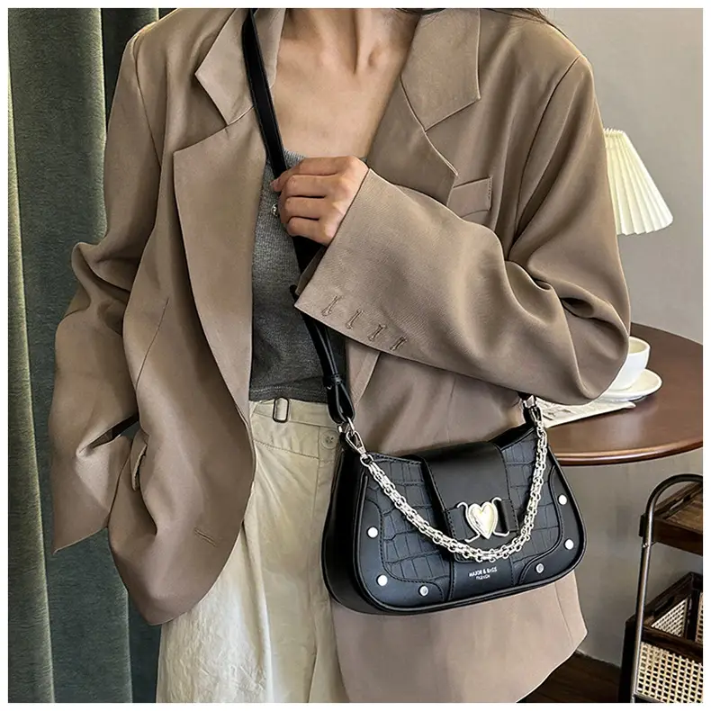 Retro Korean Style Women's White Heart Chain Shoulder Bag — feature 20