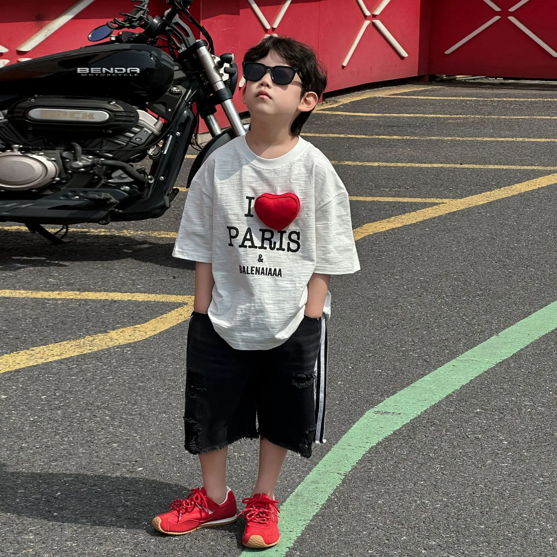 Kids Paris-themed T-Shirt Grey Medium Small — feature 7