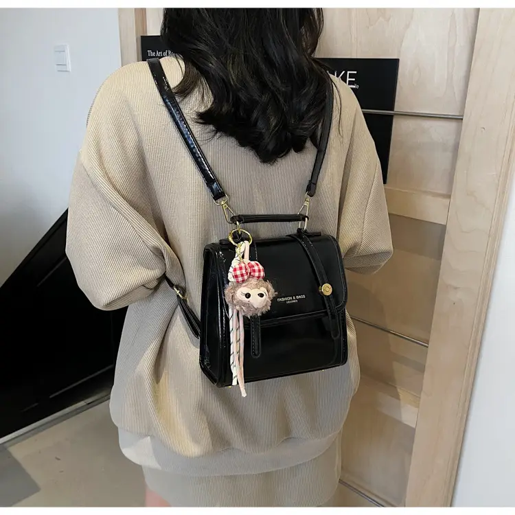 Women's Retro Crossbody Bag Beige Leather 2026 — feature 16