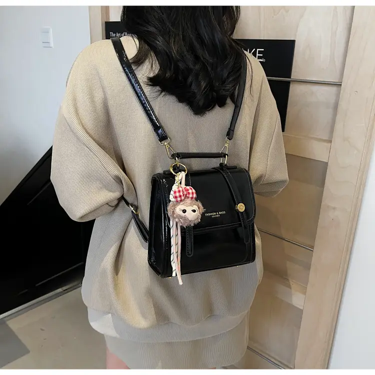 Women's Retro Crossbody Bag Beige Leather 2026 — feature 17