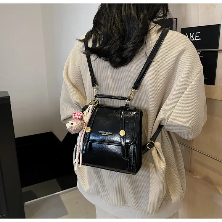 Women's Retro Crossbody Bag Beige Leather 2026 — feature 18