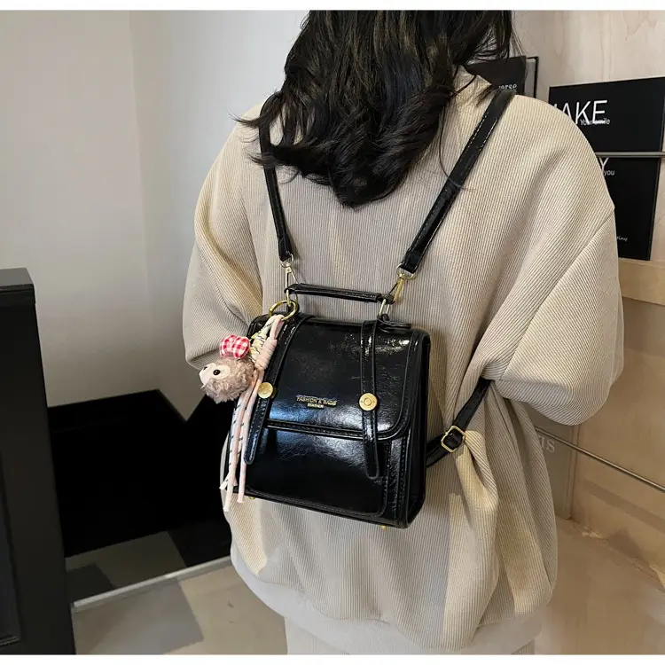 Women's Retro Crossbody Bag Beige Leather 2026 — feature 19