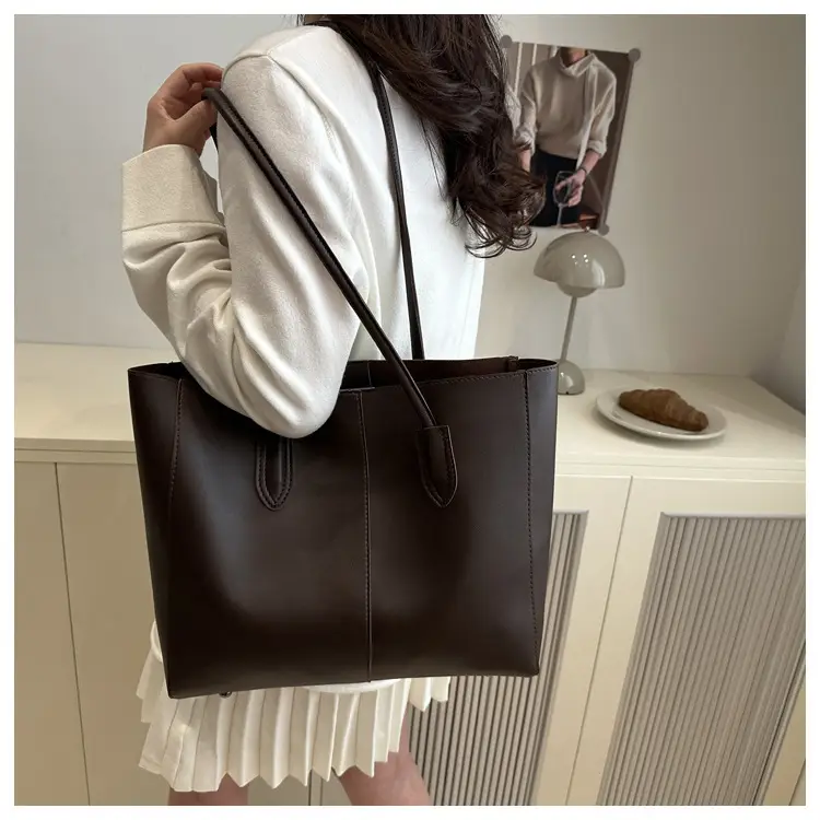 Women Large Capacity Tote Bag Brown Leather 2025 — feature 17