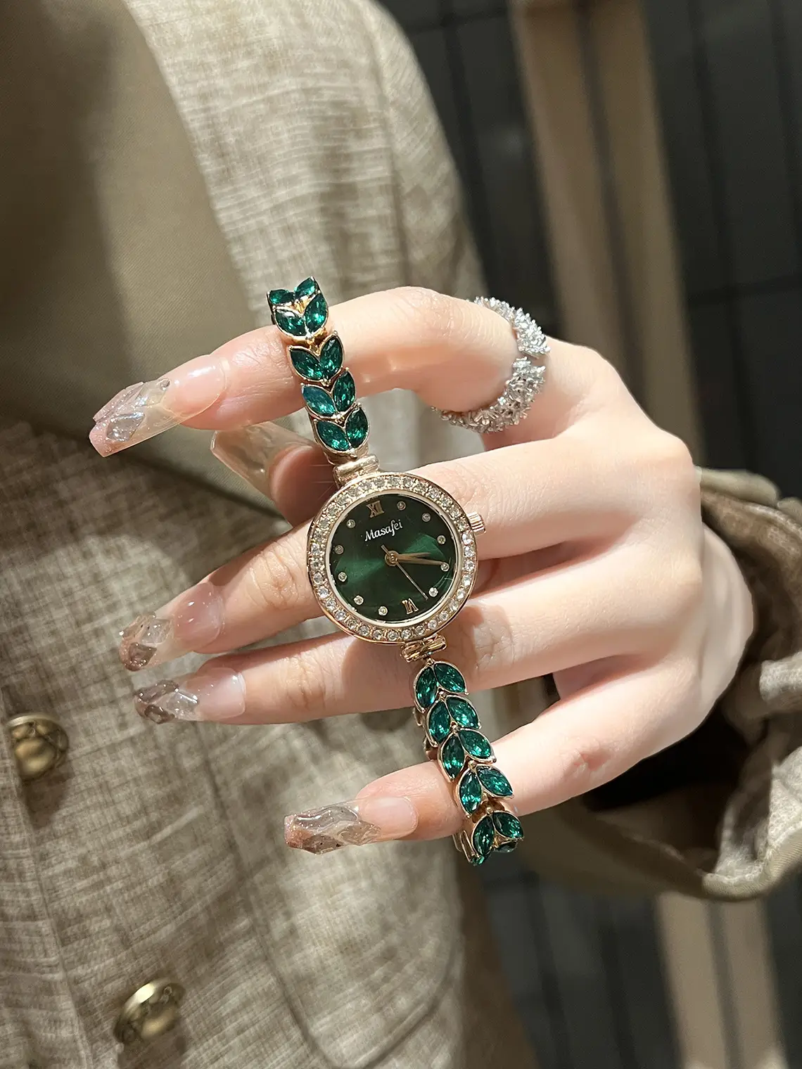 Luxury Mermaid Watch for Women with Green Leaves Design — feature 11