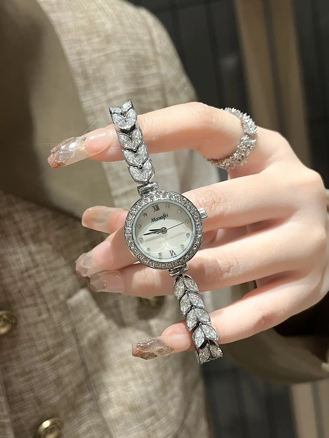 Luxury Mermaid Watch for Women with Green Leaves Design — feature 12