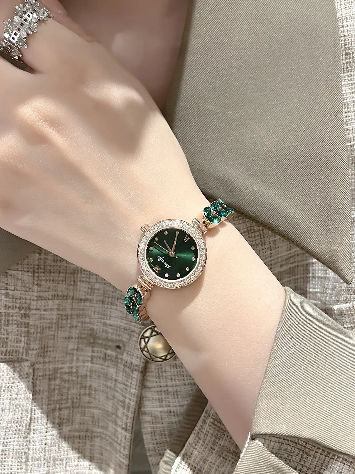 Luxury Mermaid Watch for Women with Green Leaves Design — feature 5