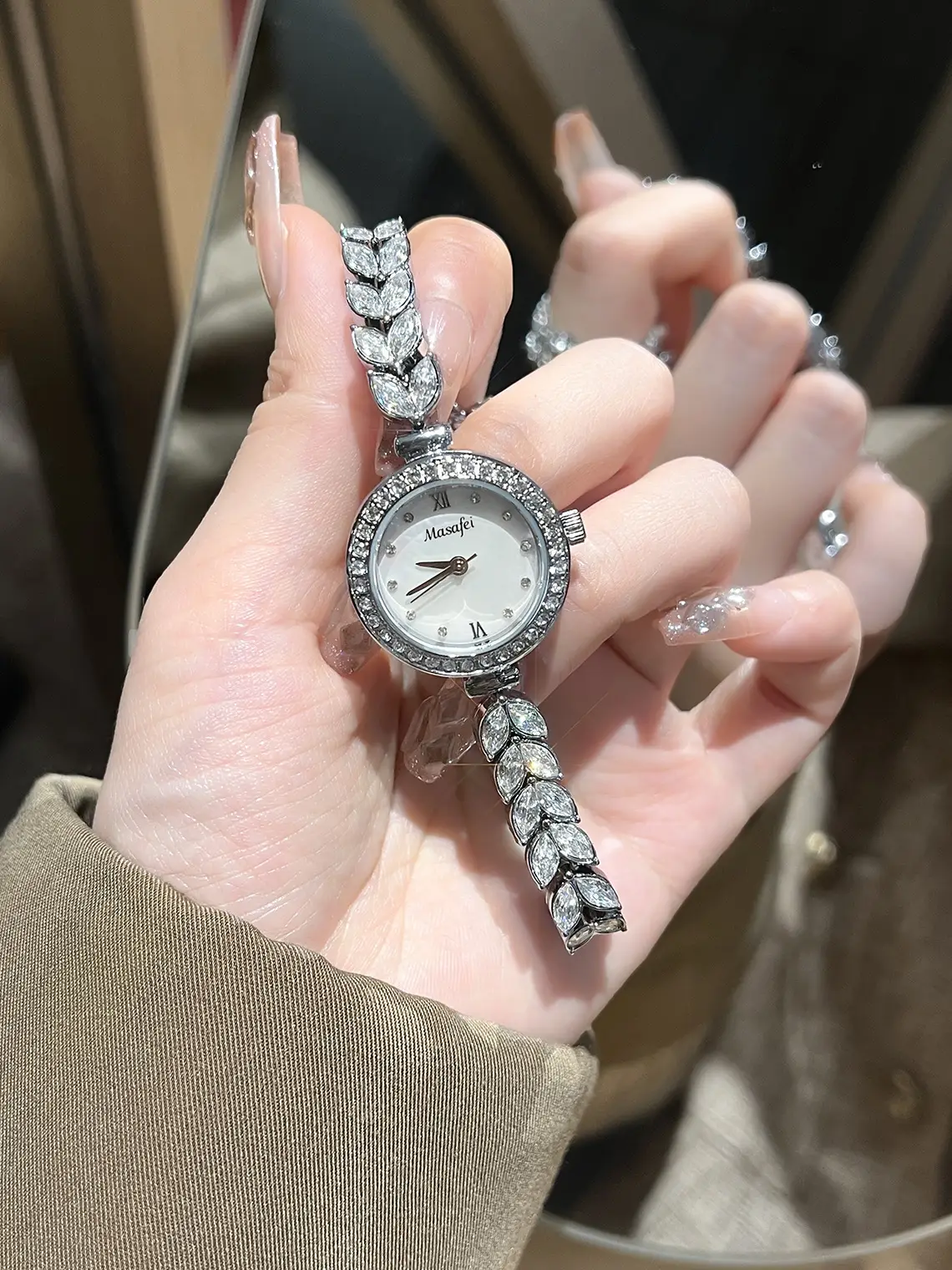 Luxury Mermaid Watch for Women with Green Leaves Design — feature 6