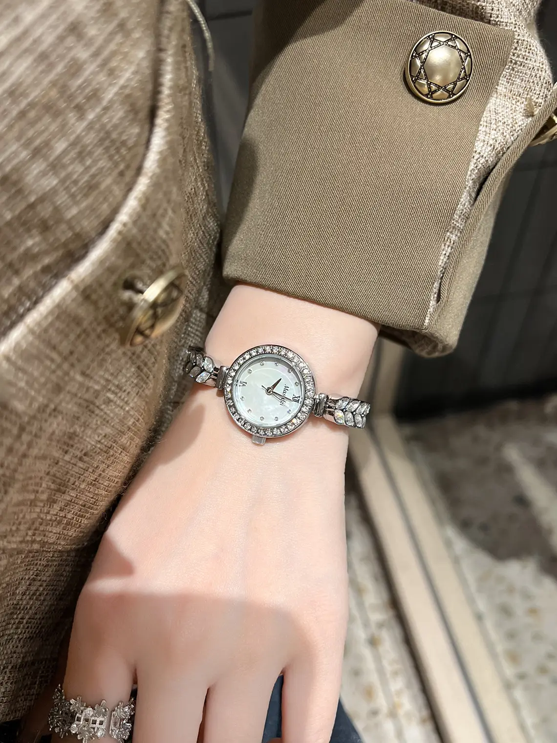 Luxury Mermaid Watch for Women with Green Leaves Design — feature 7