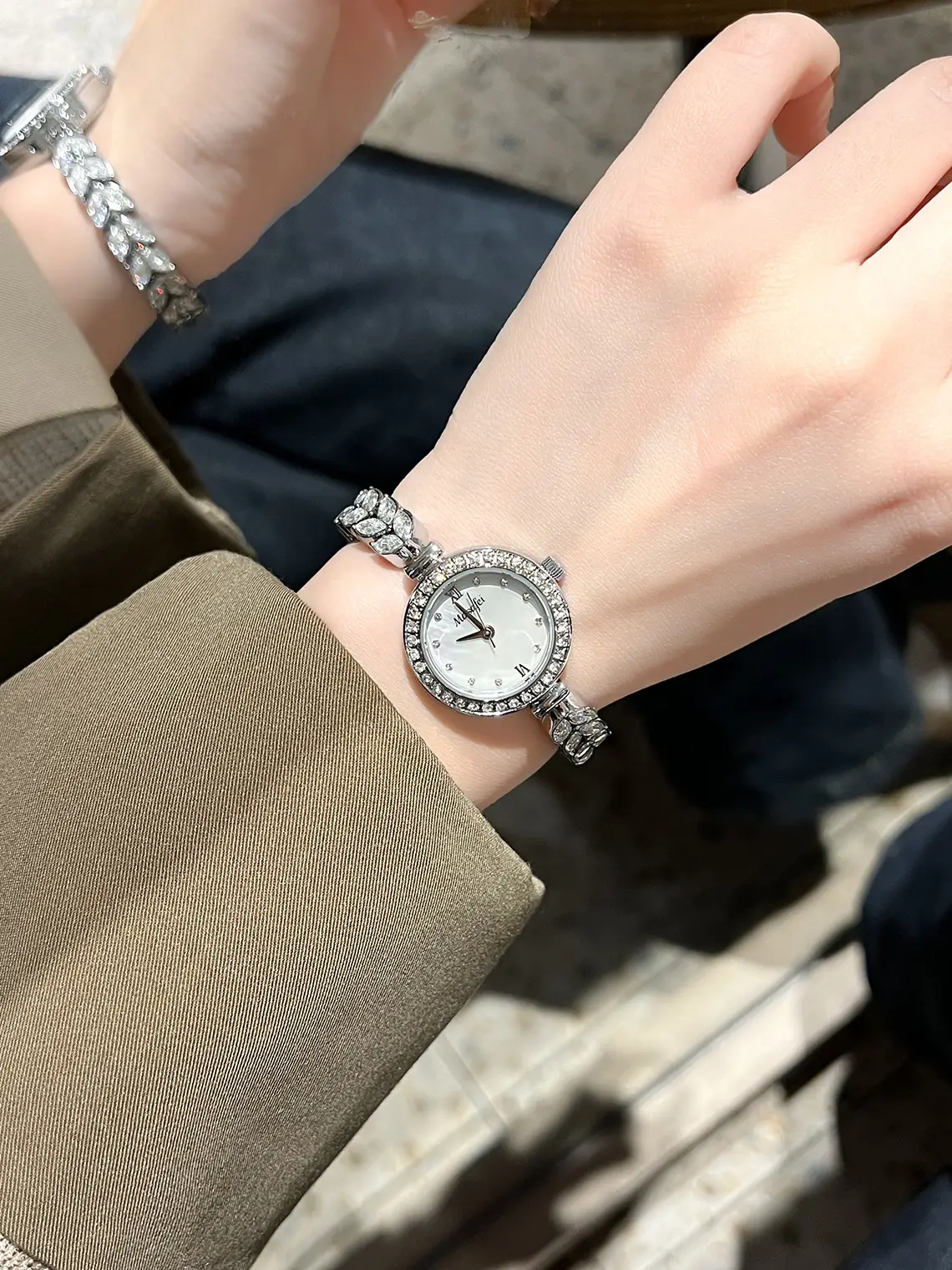Luxury Mermaid Watch for Women with Green Leaves Design — feature 9