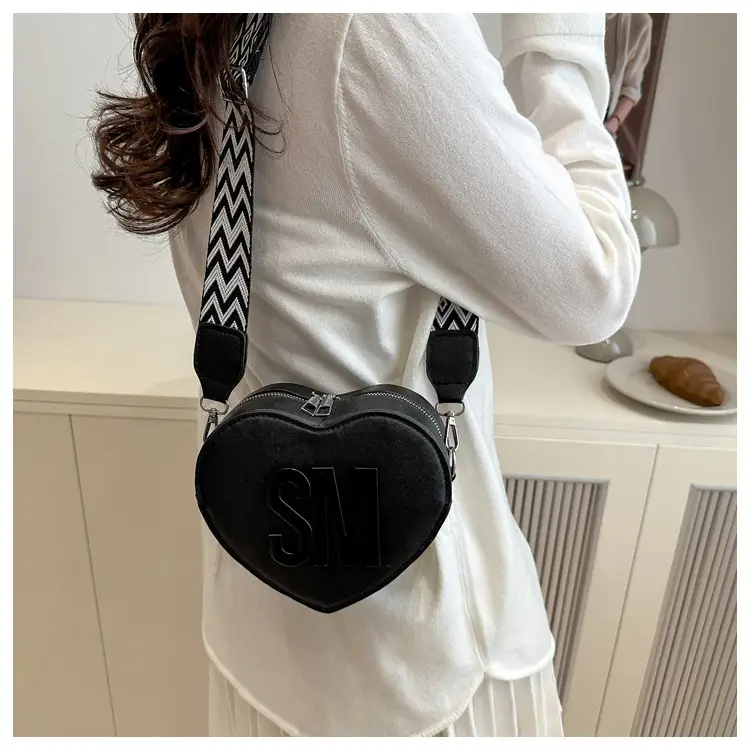 Sweet Heart Crossbody Bag Pink Women — feature 14