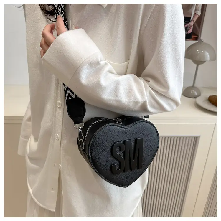 Sweet Heart Crossbody Bag Pink Women — feature 15