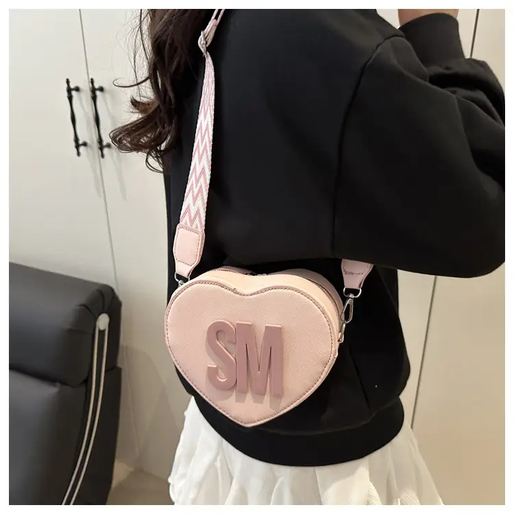 Sweet Heart Crossbody Bag Pink Women — feature 16