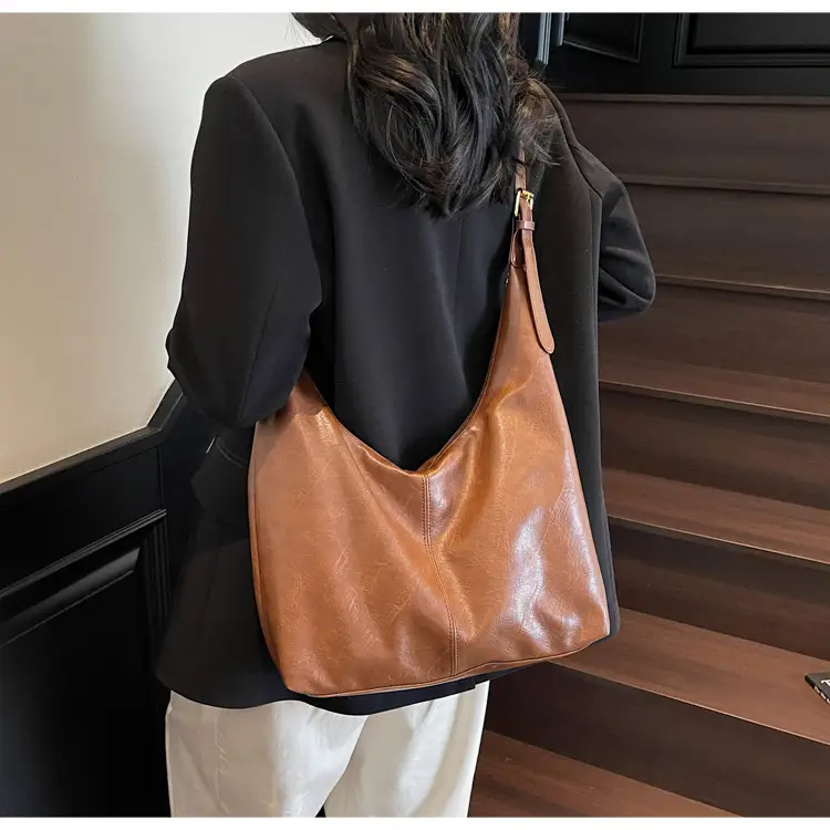 Vintage Leather Shoulder Bag Brown 2025 — feature 13