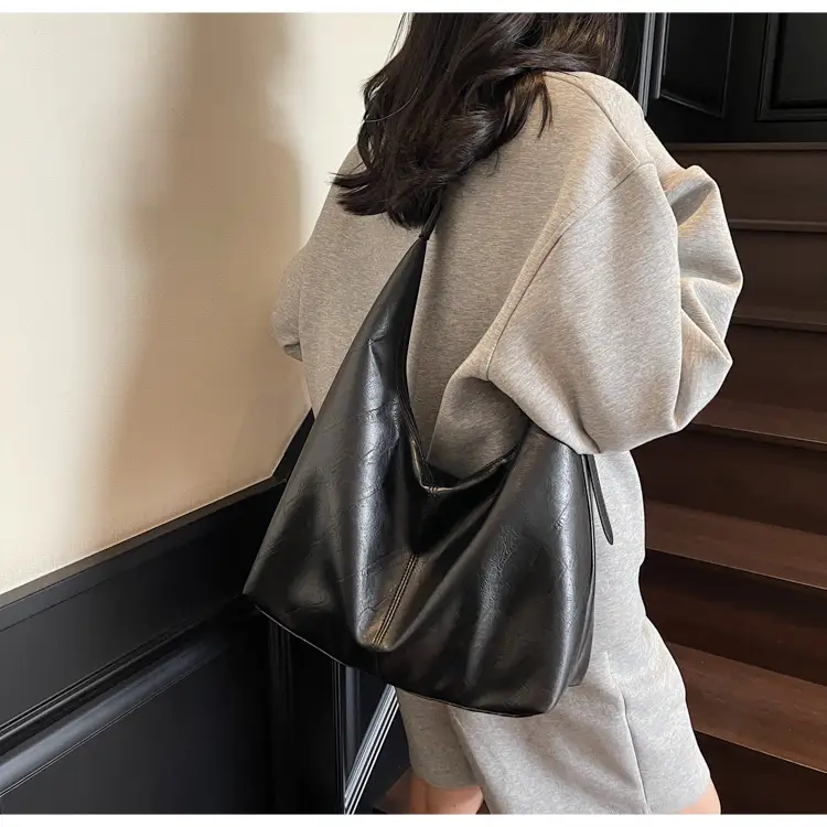 Vintage Leather Shoulder Bag Brown 2025 — feature 15