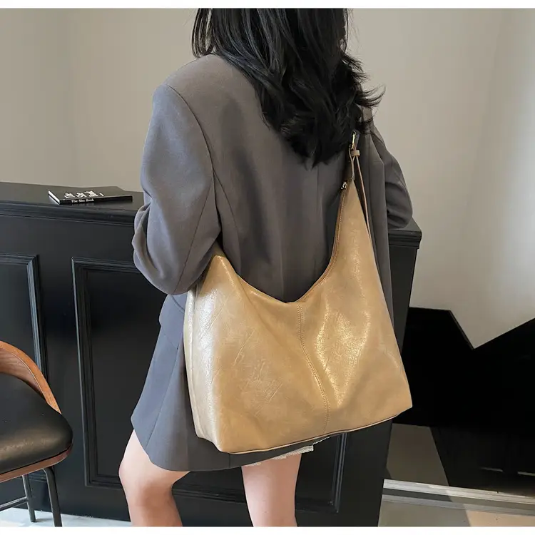 Vintage Leather Shoulder Bag Brown 2025 — feature 9