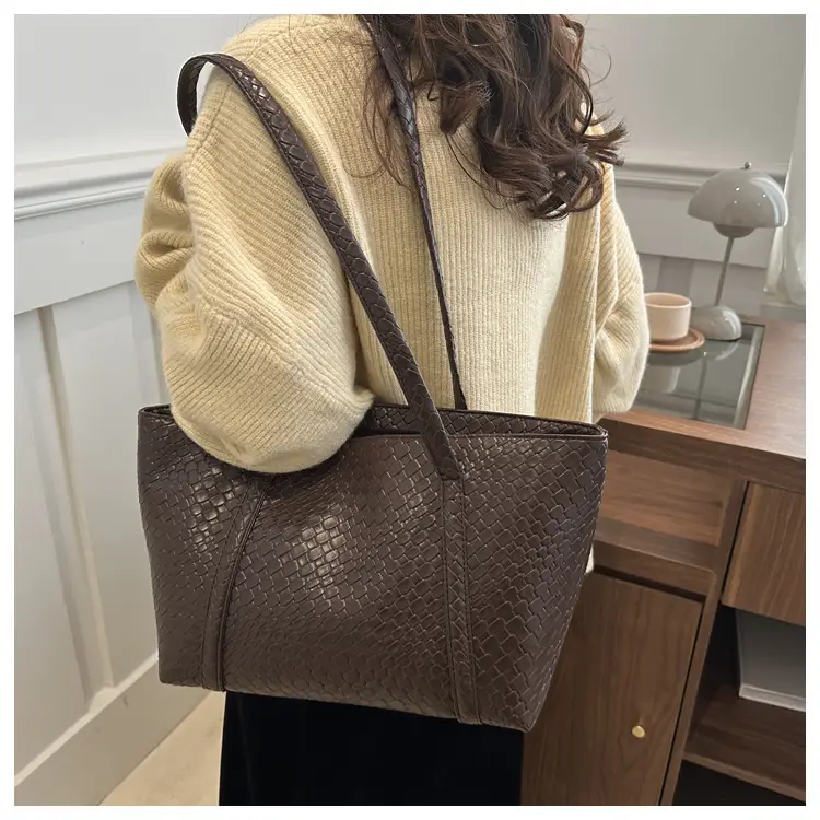 European Woven Large Cap Bag for Women 2025 — feature 10