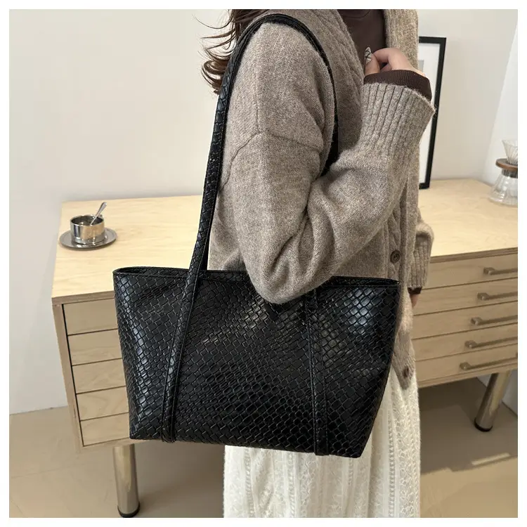 European Woven Large Cap Bag for Women 2025 — feature 11