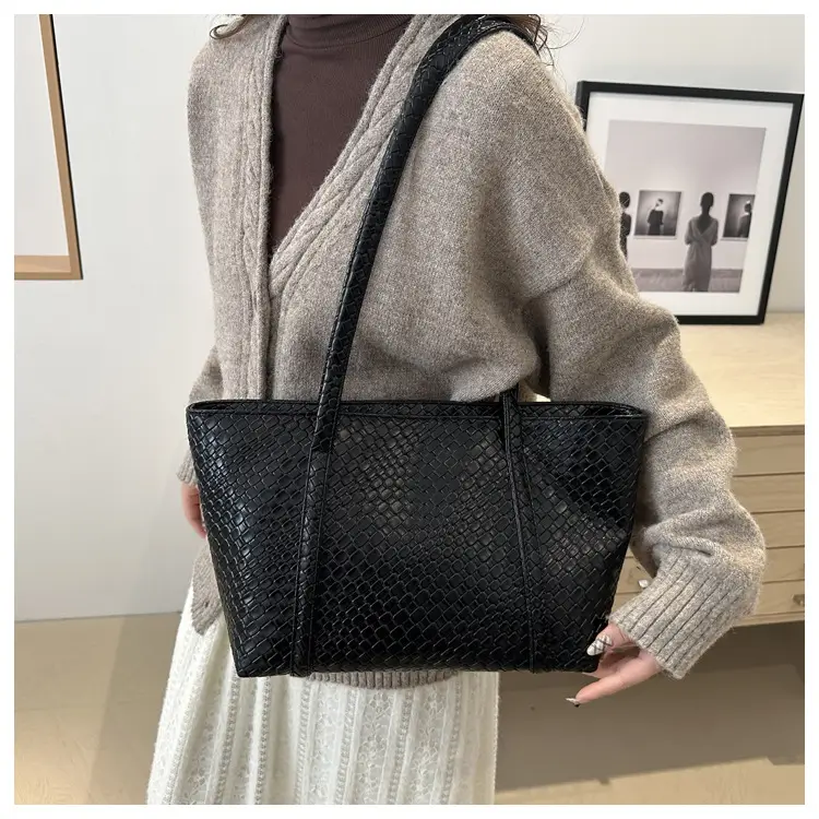 European Woven Large Cap Bag for Women 2025 — feature 12