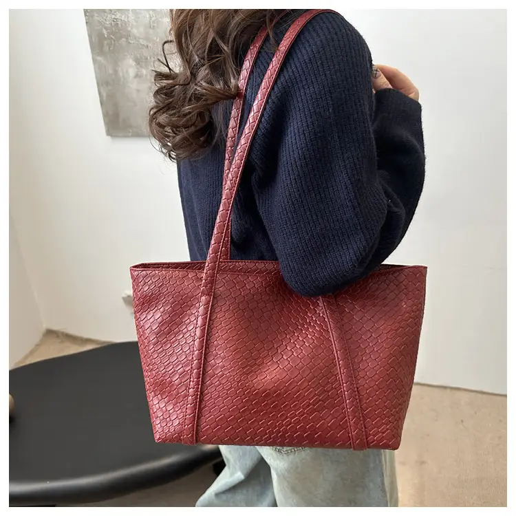 European Woven Large Cap Bag for Women 2025 — feature 7