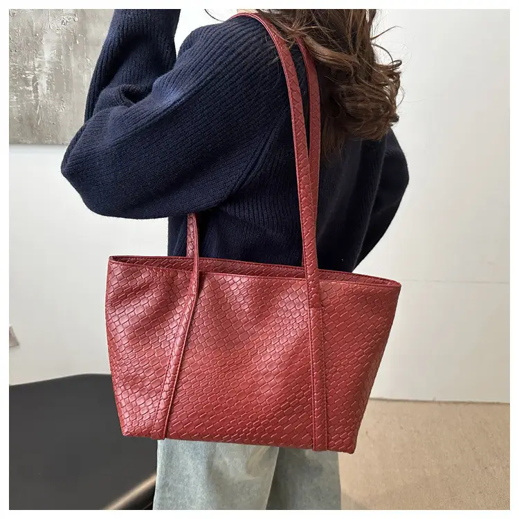European Woven Large Cap Bag for Women 2025 — feature 8