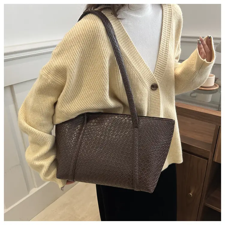 European Woven Large Cap Bag for Women 2025 — feature 9