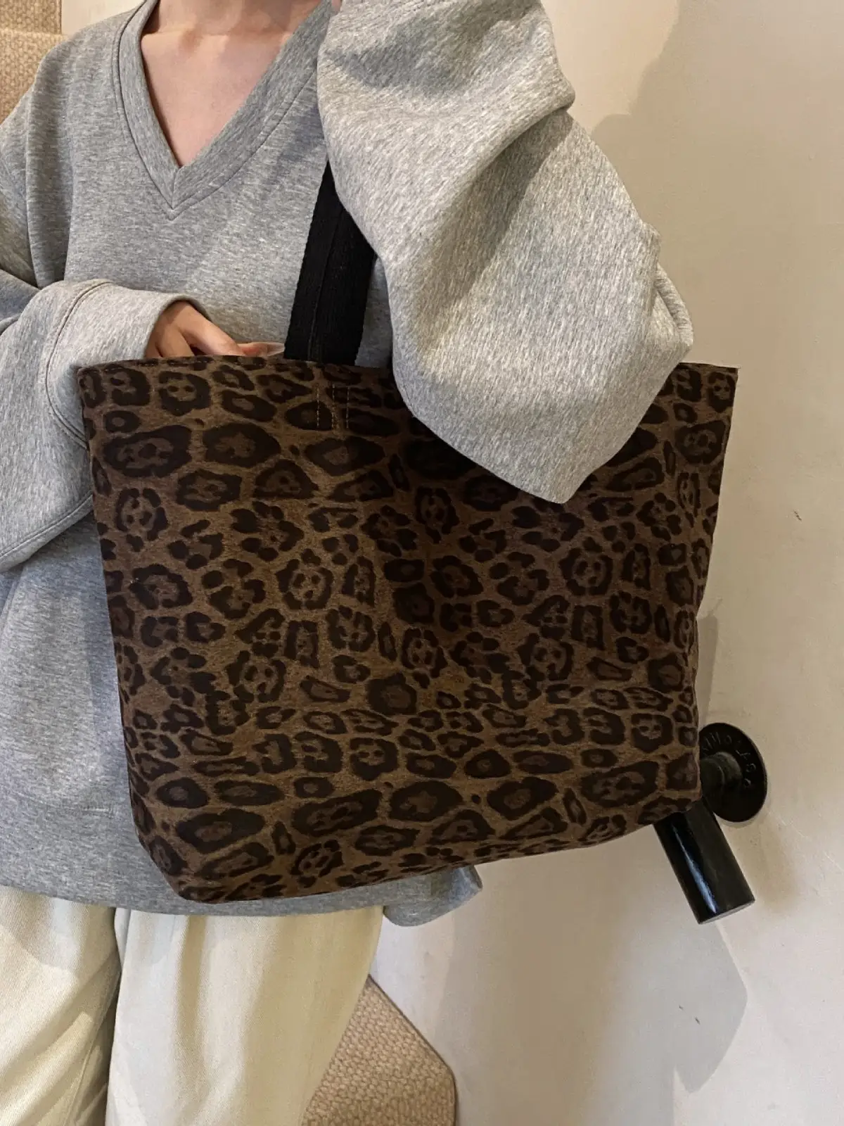 Leopard Print Women's Large Capacity Tote Bag - Image 6