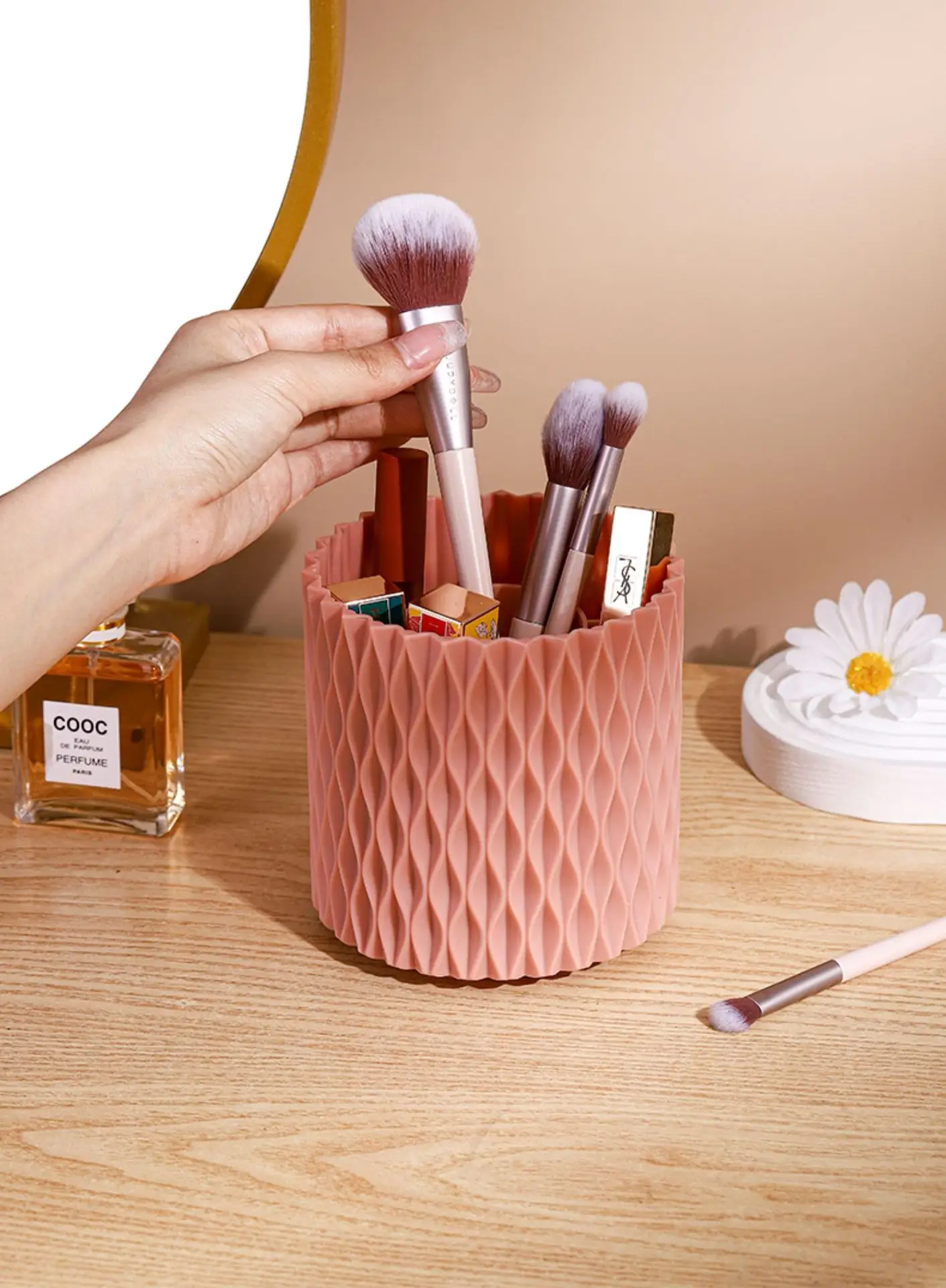 Rotating Makeup Brush Storage Tube in Blue & White — feature 18