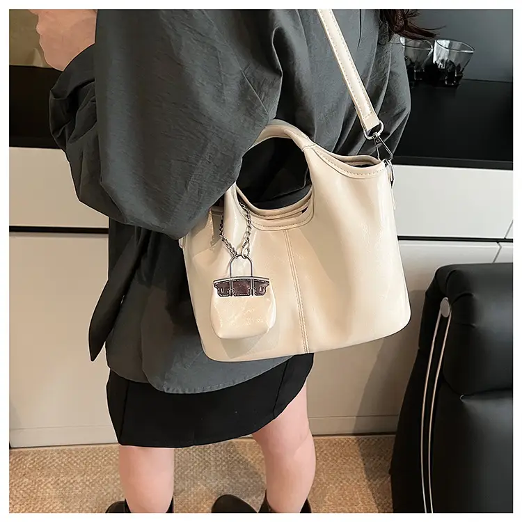 Black Crossbody Tote Bag with Chain for Women — feature 9