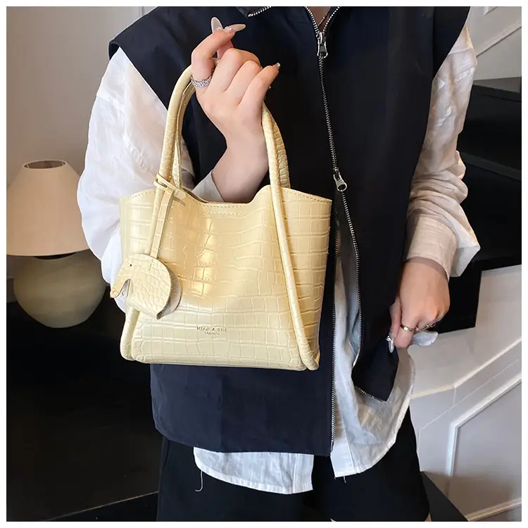 Vintage Croc Texture Women's Shoulder Bag Yellow 2025 — feature 17