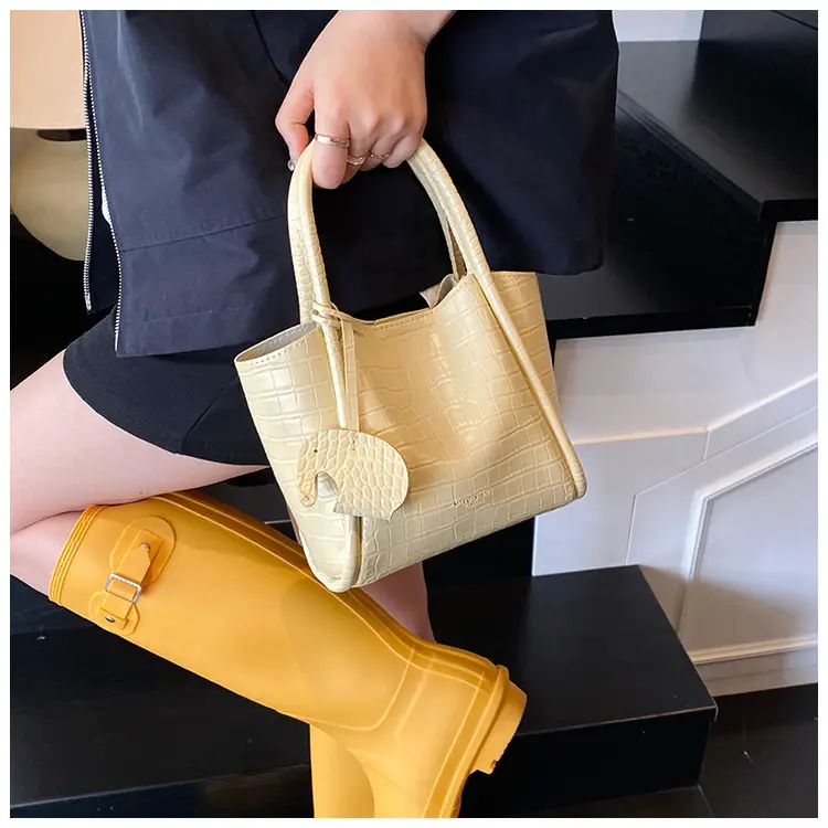 Vintage Croc Texture Women's Shoulder Bag Yellow 2025 — feature 18