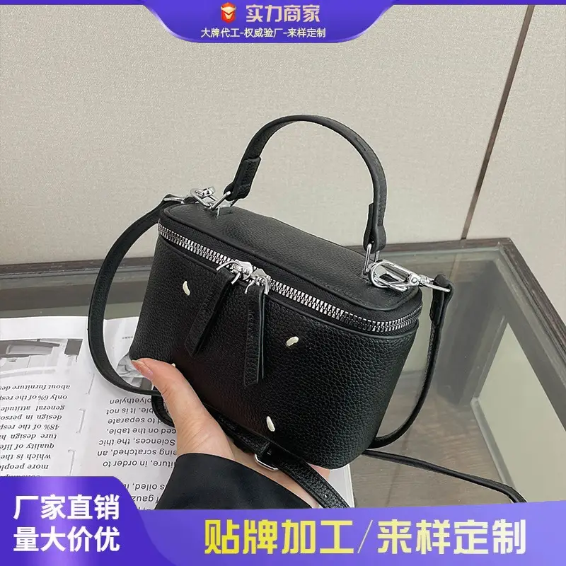 Women's Black Square Handbag with Zip & Chain - Image 6