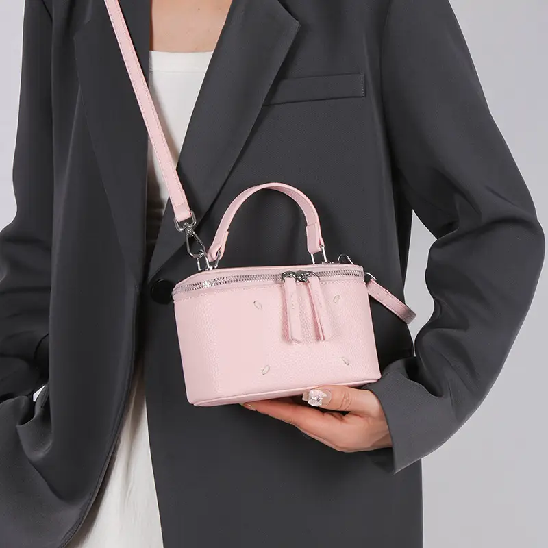 Women's Black Square Handbag with Zip & Chain - Image 8