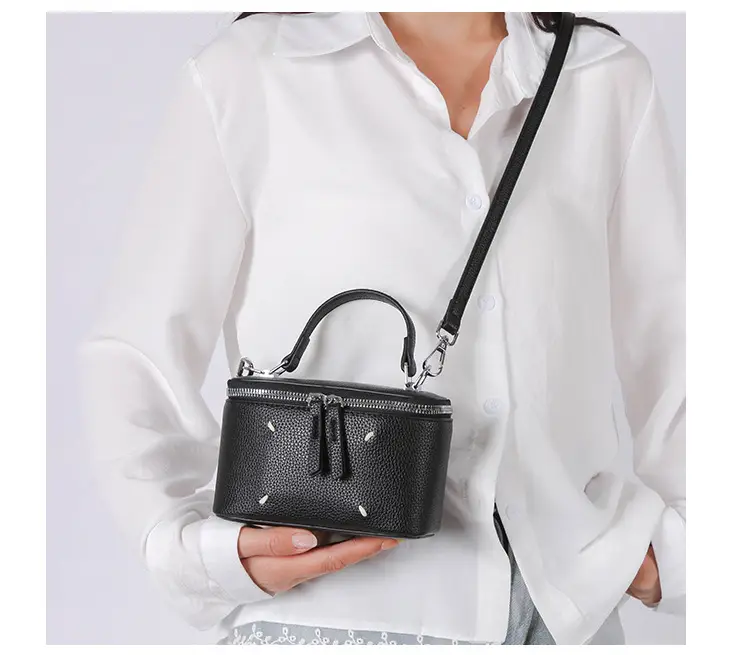 Women's Black Square Handbag with Zip & Chain — feature 14