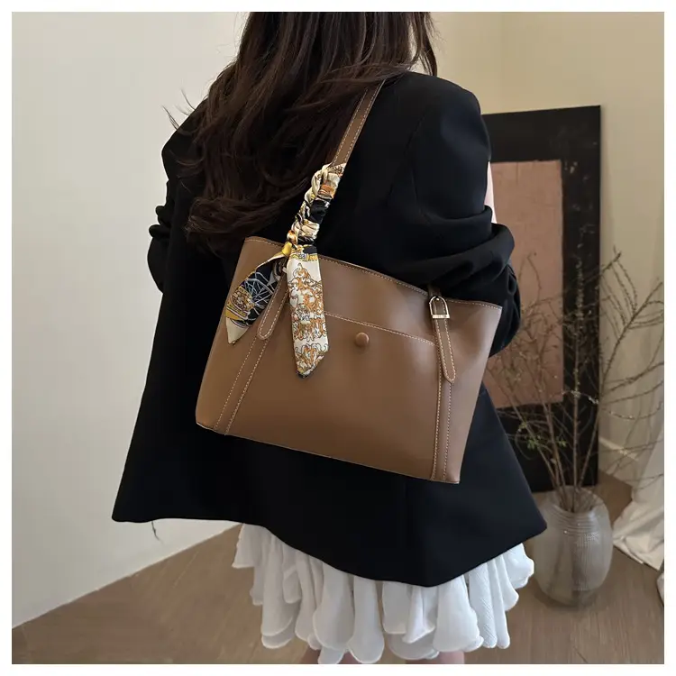 Women Large Capacity Tote Bag Beige Spring 2025 — feature 14