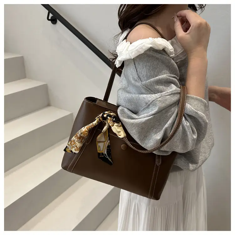 Women Large Capacity Tote Bag Beige Spring 2025 — feature 26