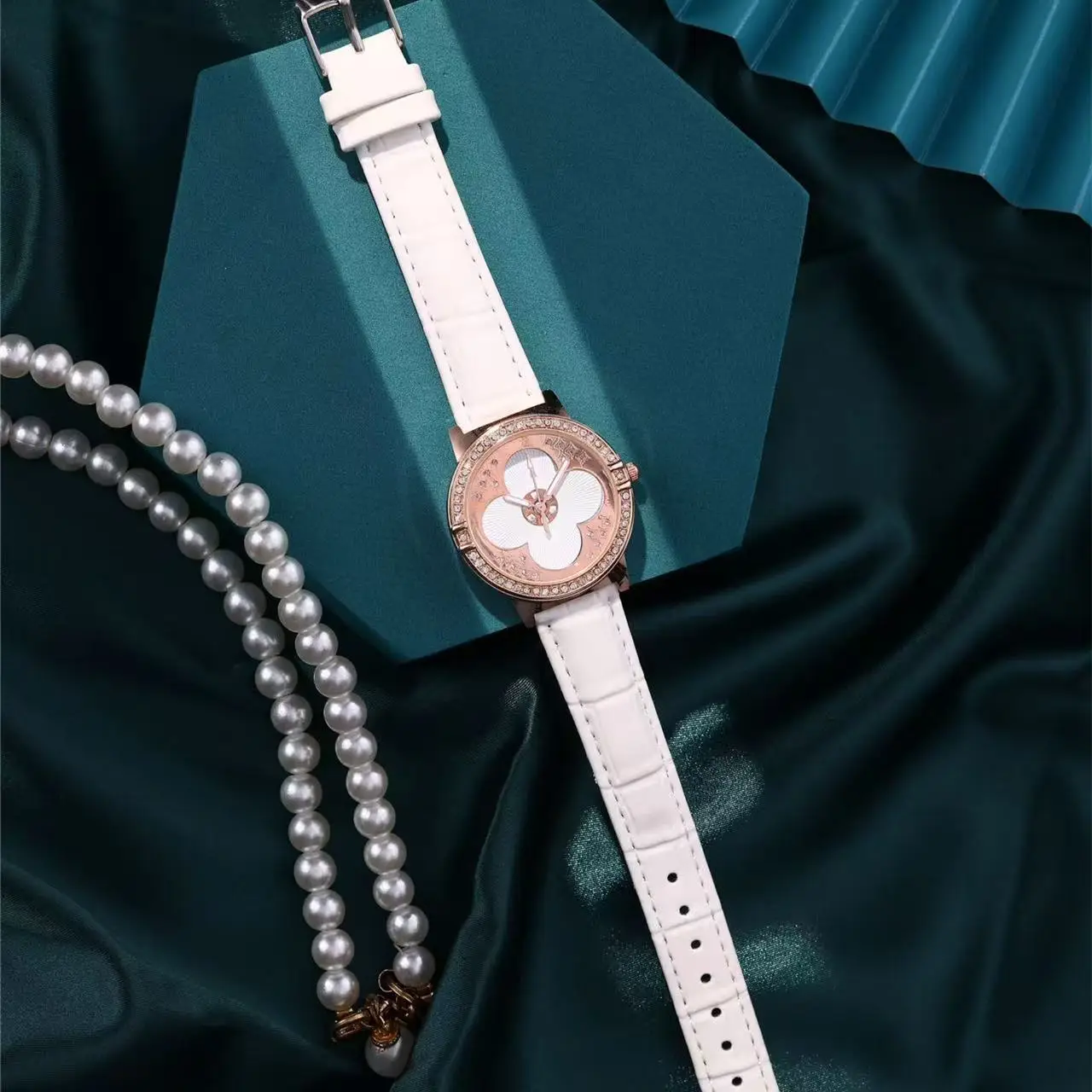 Women's 2025 Quartz Watch with Four-Leaf Clover Rhinestone Rose Gold Case - Image 8