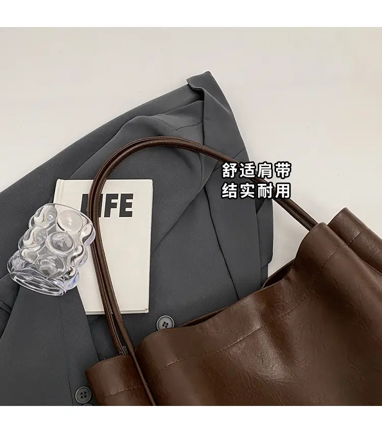 Brown Large Capacity Women's Leather Tote Bag — feature 4