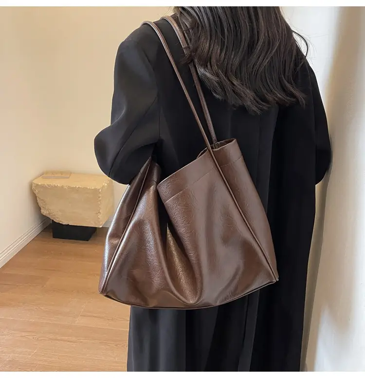 Brown Large Capacity Women's Leather Tote Bag — feature 8
