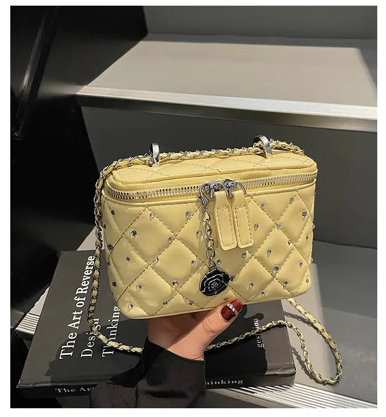 Quilted Chain Shoulder Bag Cream 2026 — feature 1