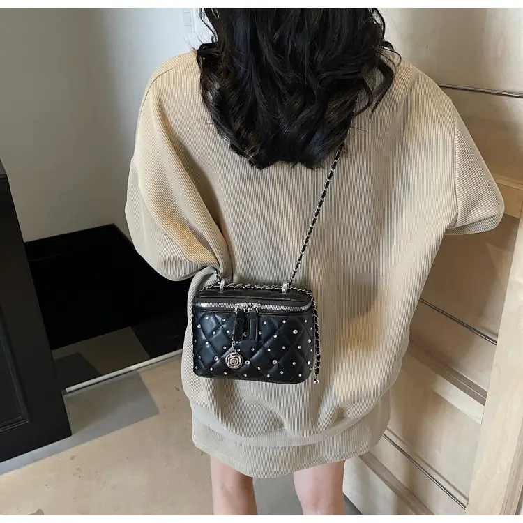 Quilted Chain Shoulder Bag Cream 2026 — feature 17