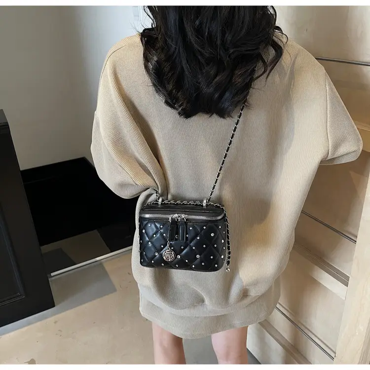Quilted Chain Shoulder Bag Cream 2026 — feature 18