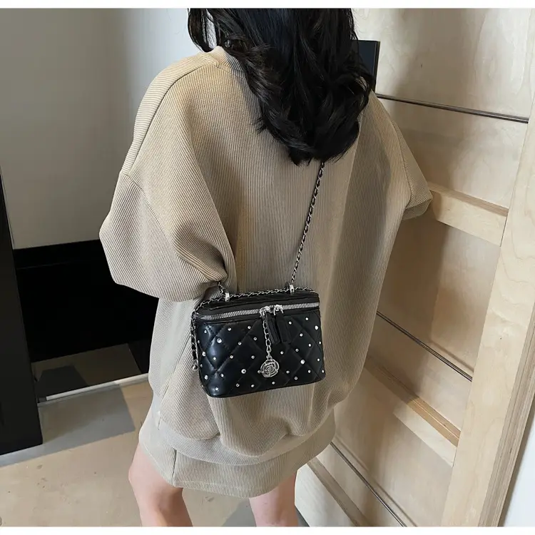 Quilted Chain Shoulder Bag Cream 2026 — feature 19