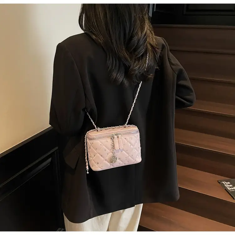 Quilted Chain Shoulder Bag Cream 2026 — feature 21