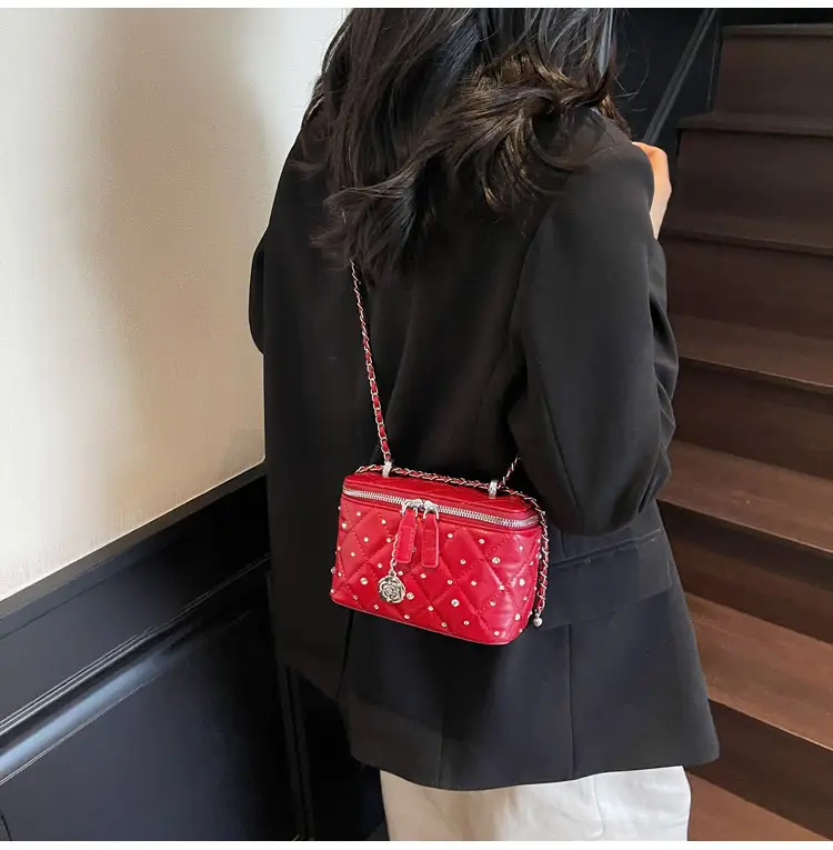 Quilted Chain Shoulder Bag Cream 2026 — feature 37