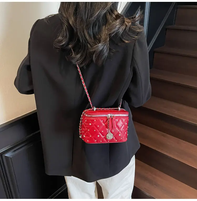 Quilted Chain Shoulder Bag Cream 2026 — feature 38