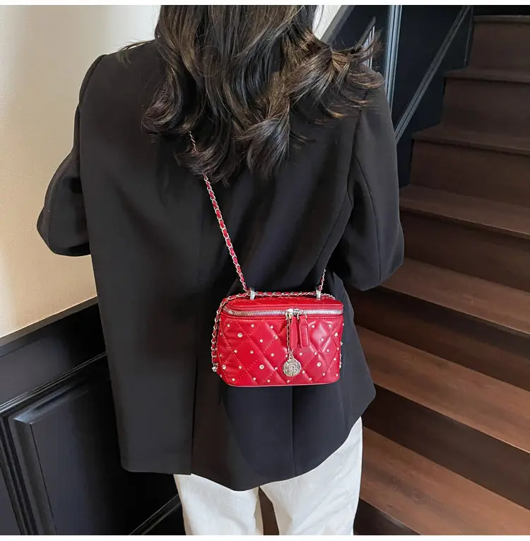 Quilted Chain Shoulder Bag Cream 2026 — feature 39