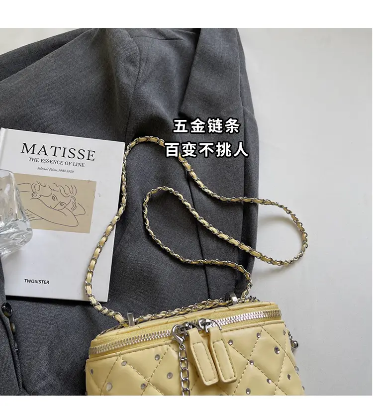 Quilted Chain Shoulder Bag Cream 2026 — feature 4
