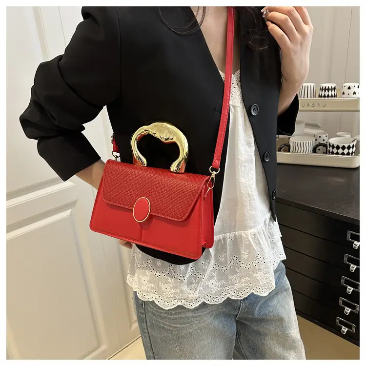 Black Embossed Metal Shoulder Bag for Women 2025 — feature 10
