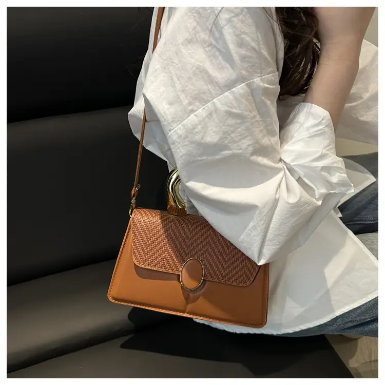 Black Embossed Metal Shoulder Bag for Women 2025 — feature 15