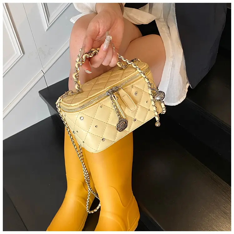 Trendy Quilted Chain Shoulder Bag for Women — feature 10